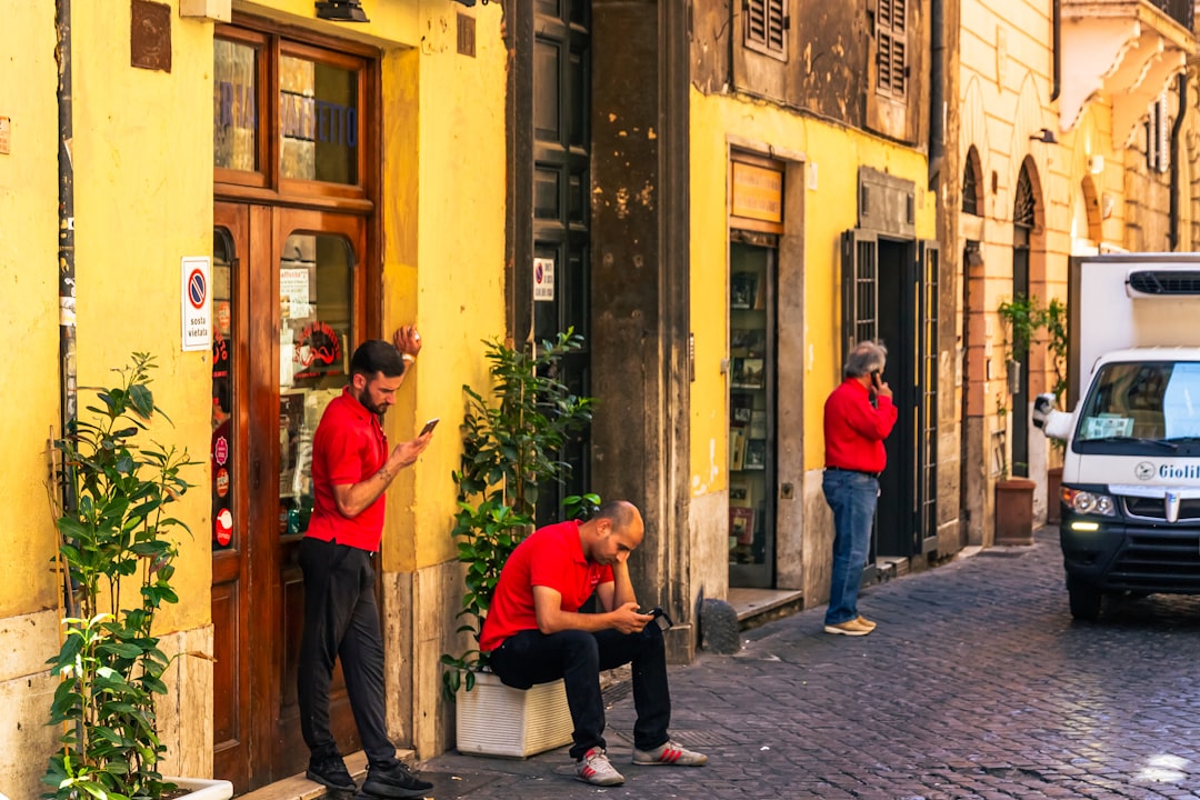 Magazzino di una piccola azienda italiana con operatori che usano tablet
