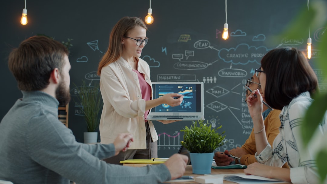 Consulente che spiega software ERP a imprenditori di una PMI