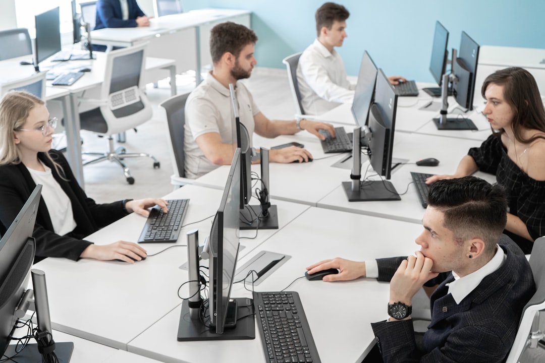 consulente che forma dipendenti sull’uso di software ERP in ufficio