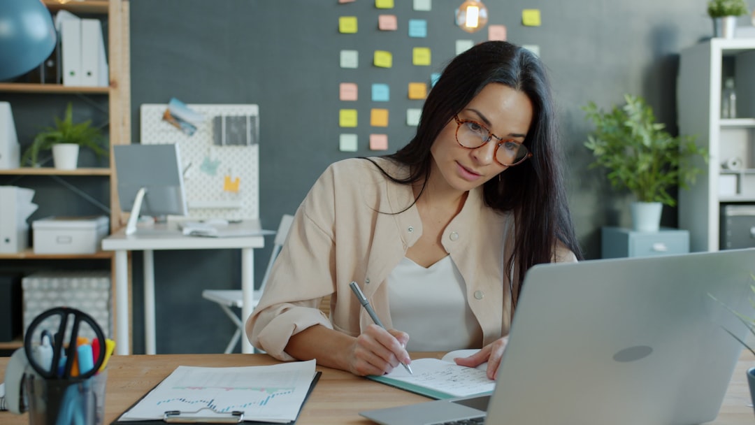 Giovane professionista che studia online sul laptop con appunti digitali